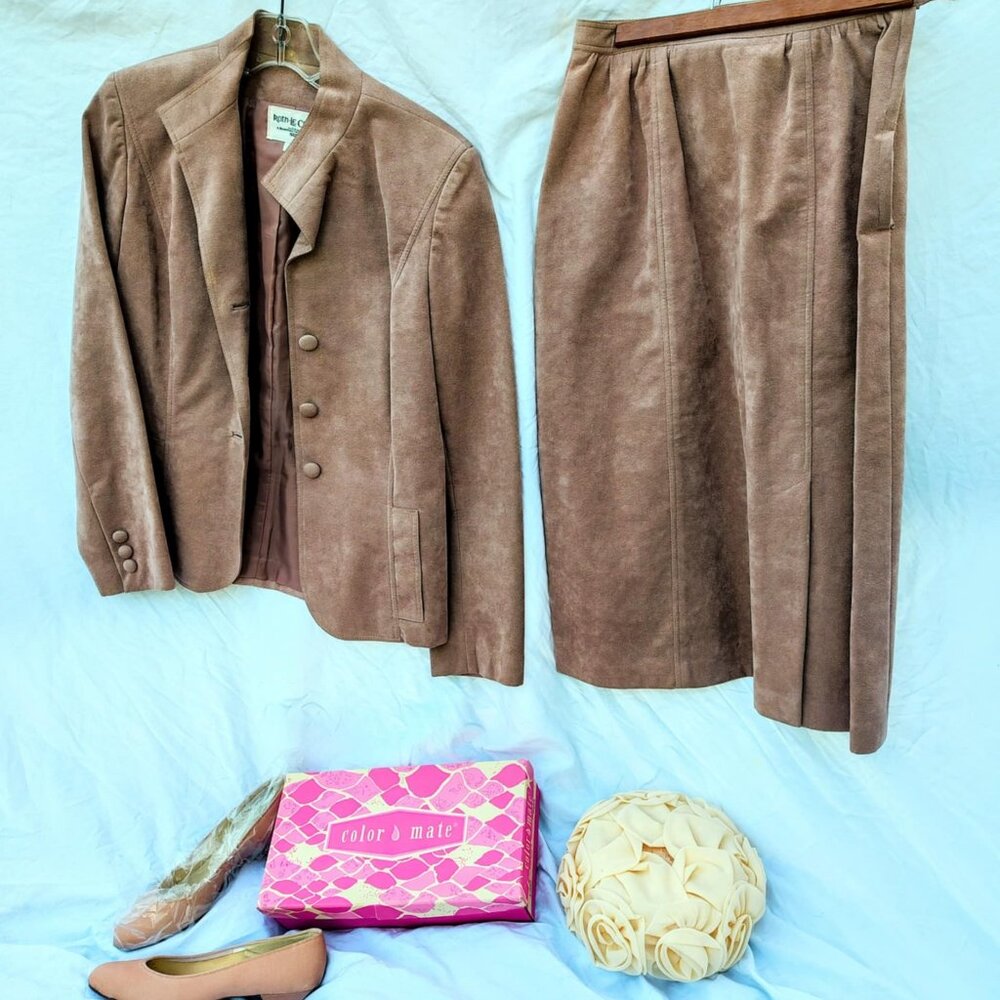 **Vintage Roth-Le Cover Micro Suede Skirt Suit – Timeless 70s/80s Elegance!**